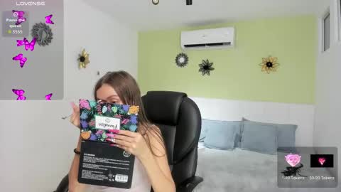 Snapshot of yeye_sweet_ chatting on December 14, 2025, 3:23 am YEYE online show from December 14, 2025, 3:23 am