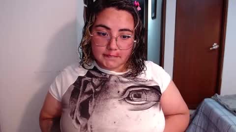 Snapshot of yini_angel07 chatting on February 20, 2026, 4:42 am hii i am yini online show from February 20, 2026, 4:42 am