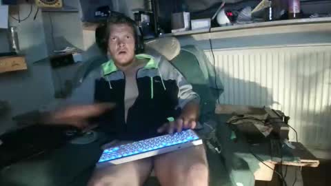 ynghotgerman92 online show from October 16, 2025, 7:59 pm