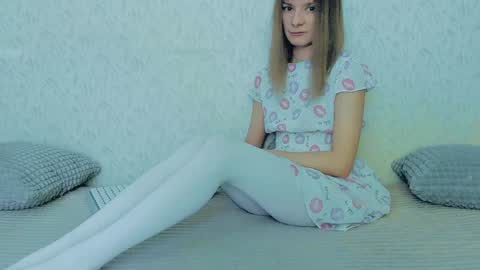 Snapshot of your_caramelka chatting on February 5, 2025, 5:52 am Lily online show from February 5, 2025, 5:52 am