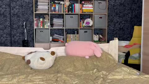 Mia online show from April 16, 2026, 4:19 pm