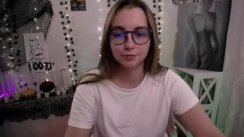 Snapshot of yours_piece_of_happiness_ chatting on November 4, 2025, 8:13 am Happy online show from November 4, 2025, 8:13 am