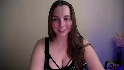 Snapshot of yours_piece_of_happiness_ chatting on January 5, 2026, 5:27 pm Happy online show from January 5, 2026, 5:27 pm