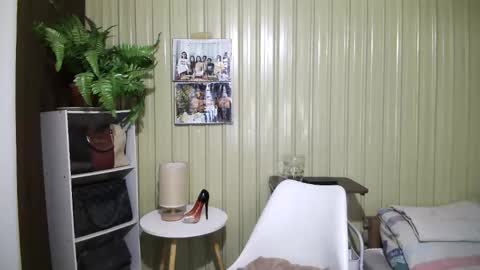 yoursubmissive_larah online show from April 28, 2026, 6:40 am