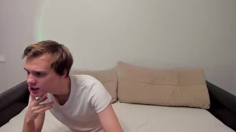 Snapshot of yueslang chatting on December 2, 2025, 6:03 pm Yue Lang and Samm online show from December 2, 2025, 6:03 pm