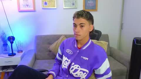 yulian_vasquez online show from November 28, 2025, 12:19 pm