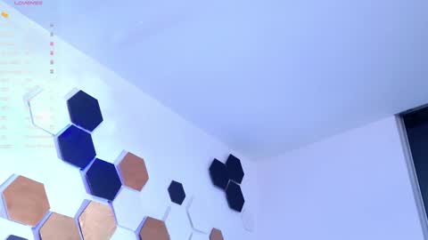 yulian 2811 online show from March 1, 2025, 6:24 am