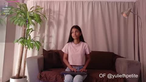 yuliethpetite online show from November 17, 2025, 11:27 am