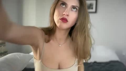 yumiandwolf online show from January 7, 2025, 7:49 pm