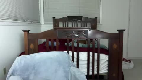 yumiandwolf online show from December 14, 2025, 6:19 am