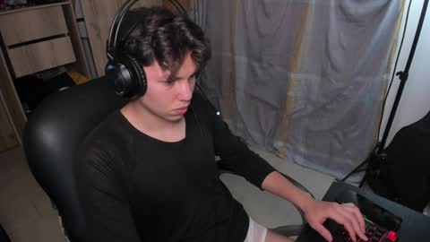 yurii_moody online show from December 5, 2024, 2:42 am