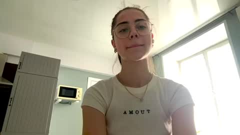 Snapshot of yvonnepfluger chatting on May 30, 2026, 7:05 am Lina online show from May 30, 2026, 7:05 am