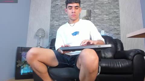 zack_joness10 online show from January 14, 2026, 3:34 am