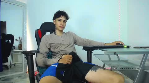 Snapshot of zacktk7 chatting on December 5, 2024, 11:18 pm zack online show from December 5, 2024, 11:18 pm