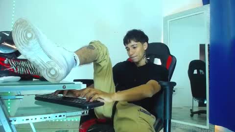 Snapshot of zacktk7 chatting on December 31, 2024, 2:19 am zack online show from December 31, 2024, 2:19 am