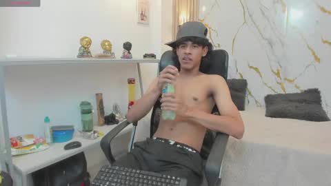 Snapshot of zayn_fox32 chatting on May 12, 2026, 6:49 pm Zayn online show from May 12, 2026, 6:49 pm