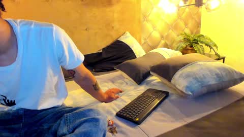 zeus online show from December 5, 2024, 6:44 pm