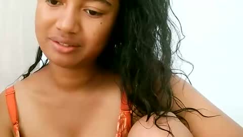 Snapshot of zina479102 chatting on May 6, 2026, 5:57 am elly online show from May 6, 2026, 5:57 am