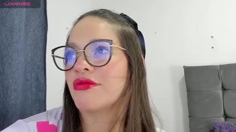 Snapshot of zoe69__ chatting on February 13, 2025, 5:37 am ZOE online show from February 13, 2025, 5:37 am