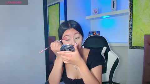 Snapshot of zoe_connor19 chatting on November 18, 2025, 7:29 pm Z O E online show from November 18, 2025, 7:29 pm