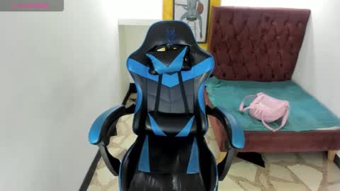 Snapshot of zoe_connor19 chatting on December 1, 2025, 7:52 pm Z O E online show from December 1, 2025, 7:52 pm