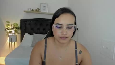 Zoe  online show from January 29, 2025, 3:47 pm