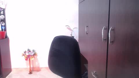 Snapshot of zoe_khall chatting on December 14, 2025, 4:18 am ZOE online show from December 14, 2025, 4:18 am