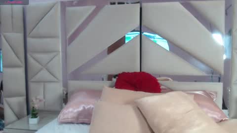 Snapshot of zoe_kravitx chatting on January 8, 2025, 2:25 am CAMILA online show from January 8, 2025, 2:25 am