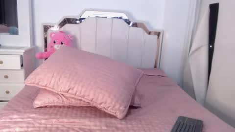 Snapshot of zoe_kravitx chatting on September 25, 2025, 12:14 am CAMILA online show from September 25, 2025, 12:14 am