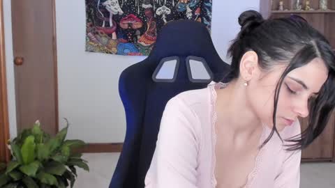 Zoe  online show from December 19, 2024, 3:51 am