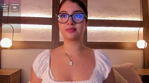 zoe_mhendez online show from November 24, 2025, 2:33 am