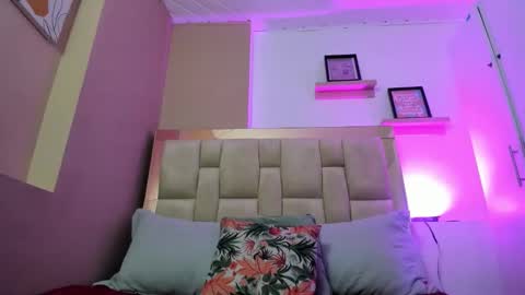 zoe_moreau online show from December 19, 2025, 7:10 pm