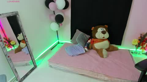 zoe_sullivan_ online show from December 6, 2024, 9:21 am