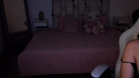 Zoe online show from November 21, 2025, 1:43 pm