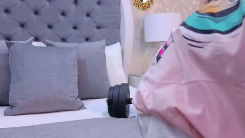 Zoe Krug online show from September 17, 2025, 12:07 pm