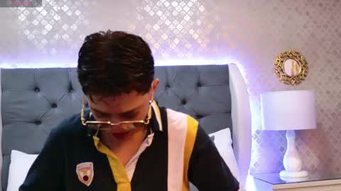 Zoe Krug online show from December 16, 2025, 12:21 pm