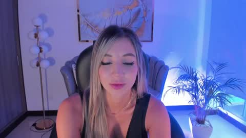 Zoe Presley  online show from February 1, 2025, 10:13 pm