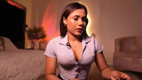 zoevidal_ online show from November 27, 2025, 12:07 pm