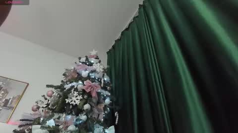 Zoey online show from December 16, 2025, 2:33 pm