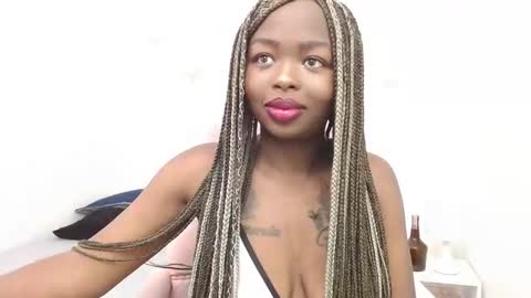 Snapshot of zooee_p chatting on December 31, 2024, 12:36 pm Zooe online show from December 31, 2024, 12:36 pm