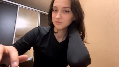 Snapshot of zoraidaartale chatting on December 17, 2025, 2:23 pm Lisa online show from December 17, 2025, 2:23 pm