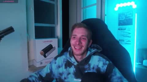 Snapshot of zuzmosfokafasz chatting on December 3, 2025, 9:46 pm Zuzmoe online show from December 3, 2025, 9:46 pm