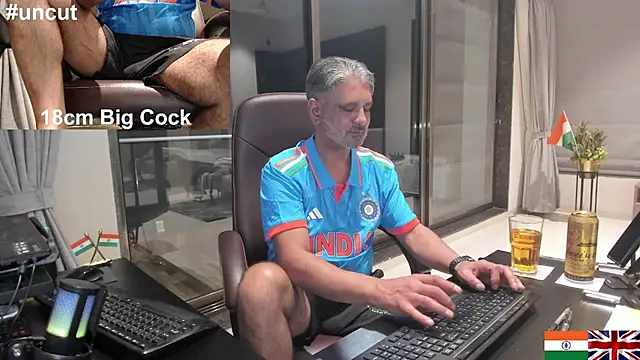 Snapshot of OnlineBossUK chatting on January 27, 2025, 9:22 pm OnlineBossUK online show from January 27, 2025, 9:22 pm