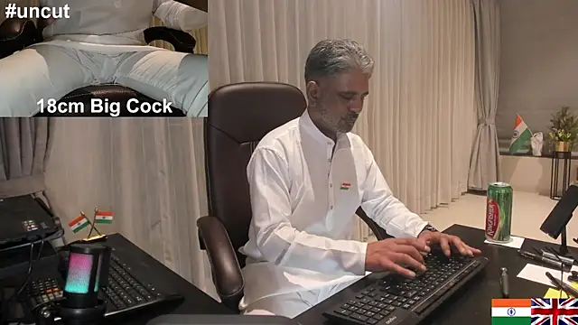 Snapshot of OnlineBossUK chatting on January 29, 2025, 10:11 pm OnlineBossUK online show from January 29, 2025, 10:11 pm