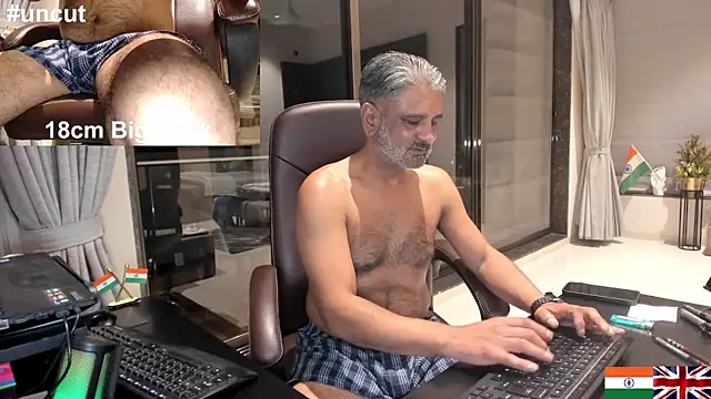 Snapshot of OnlineBossUK chatting on January 31, 2025, 4:59 pm OnlineBossUK online show from January 31, 2025, 4:59 pm