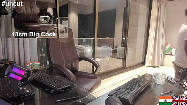 Snapshot of OnlineBossUK chatting on February 4, 2025, 7:44 pm OnlineBossUK online show from February 4, 2025, 7:44 pm