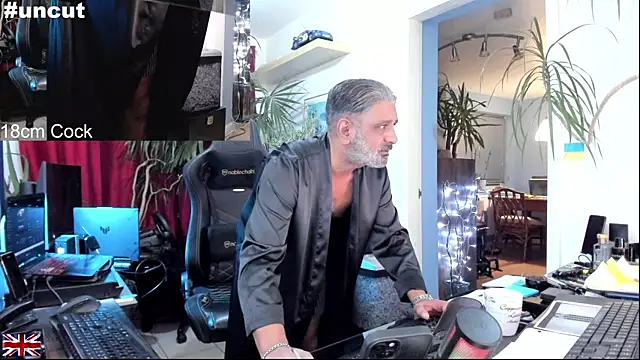 Snapshot of OnlineBossUK chatting on October 18, 2025, 10:10 pm OnlineBossUK online show from October 18, 2025, 10:10 pm