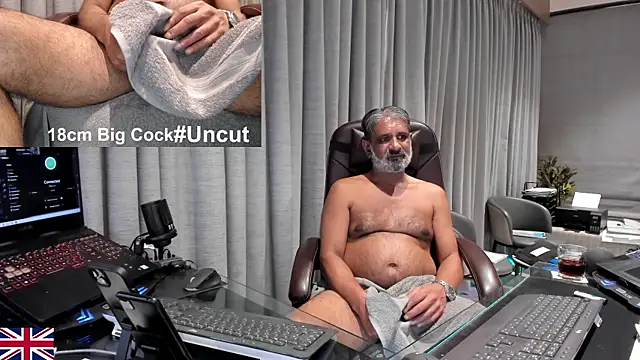 Snapshot of OnlineBossUK chatting on May 3, 2026, 4:18 am OnlineBossUK online show from May 3, 2026, 4:18 am