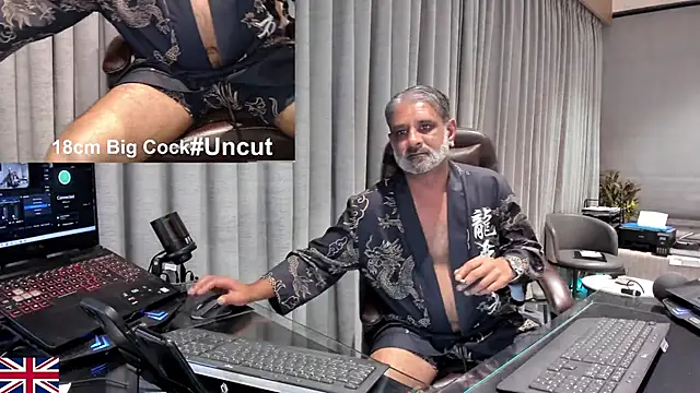 Snapshot of OnlineBossUK chatting on May 26, 2026, 4:58 pm OnlineBossUK online show from May 26, 2026, 4:58 pm