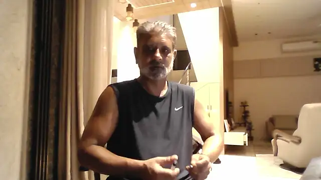 Snapshot of OnlineBossUK chatting on May 27, 2026, 5:32 pm OnlineBossUK online show from May 27, 2026, 5:32 pm